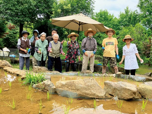 自然と一体になった有料老人ホーム4選｜ローズガーデン散策や野鳥の観察 米や野菜作りで収穫の楽しみも味わえる施設も