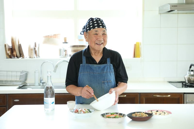 盛り付け中のまさるさん