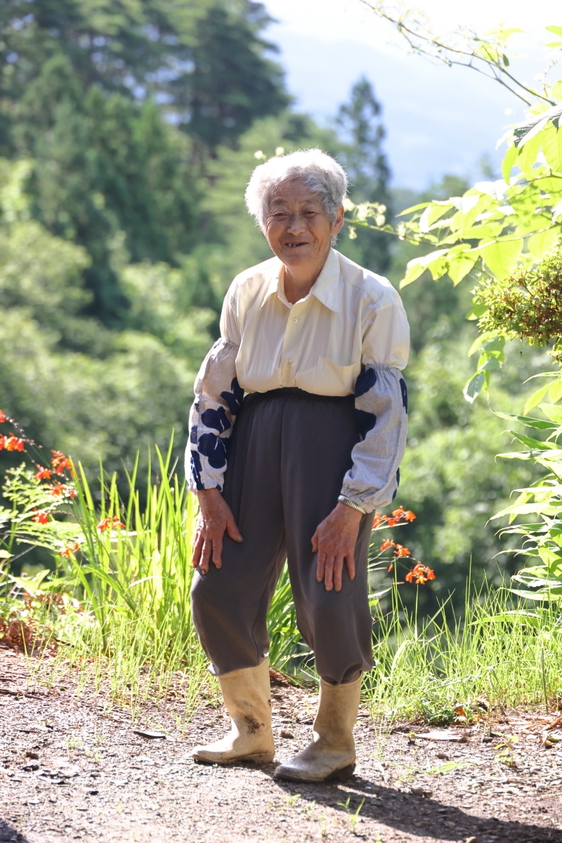 ひとり暮らしのキミさんは、まめに畑に出て半自給自足生活をしている