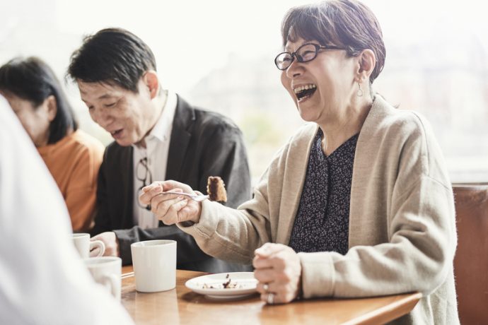 認知症の進行や生活の悩みなど共通の課題を持つ人々と語り合う（写真／Getty Images）