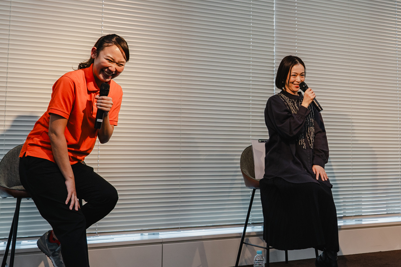 介護現場で働く岩佐真悠子さん＆西田美歩さん