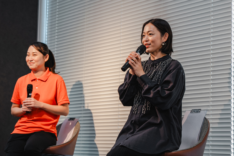 介護現場で働く岩佐真悠子さん＆西田美歩さん