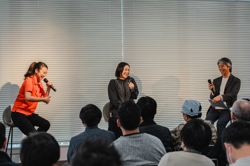 介護現場で働く岩佐真悠子さん＆西田美歩さん