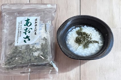 2つ目にご紹介するのはキャンドゥの乾燥あおさです。筆者はこれを買うためだけにキャンドゥに行くほど、幅広く使えるお助け食材です。
お粥の上にひとつまみあおさを乗せるだけで、ふわっと漂ってくる磯の香りを感じます。乾燥あおさなのでお粥に乗せただけだとパリパリですが、全体を混ぜるとあおさがしんなりして食べやすくなります。海苔とは違う、あおさの味わいを100円ショップで気軽に楽しめるという点でもおすすめの食材です
