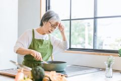 高齢者が安心して料理できる火を使わない【調理家電】選び方と注目アイテム「コードの長さ、操作が複雑ではないかがチェックポイント」｜家電のプロが解説