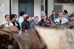 地震による火災で焼け落ちた長田区の菅原市場跡を視察される天皇、皇后両陛下（兵庫・神戸市）