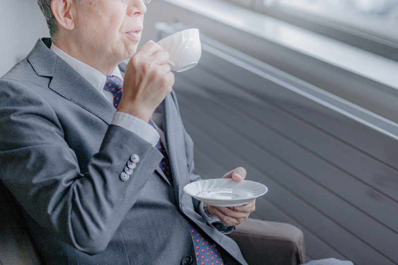 コーヒーを飲む男性