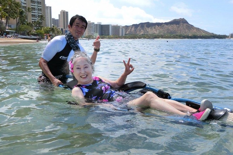 ビーチ用車いすにのって海水浴