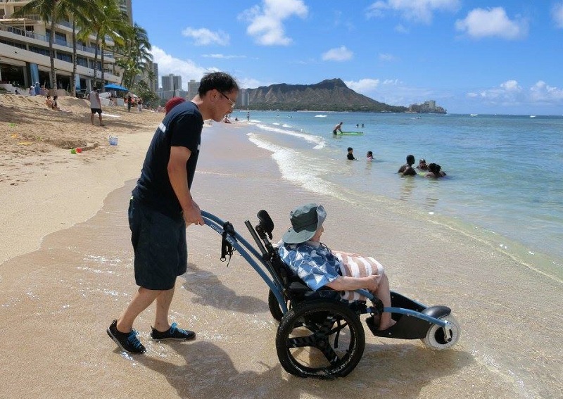 ビーチ用車いすで浜辺を散策