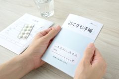 マイナ保険証になっても「紙のお薬手帳は必要です」薬剤師ほか医療の現場から届いた声「お薬手帳は電子版より紙がいい」「マイナ保険証の薬情報の更新はタイムラグがある」