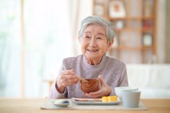 「一度にたくさん食べられない…」高齢者の食事に”ちょい足し”で栄養アップする簡単テク12選【管理栄養士提案】