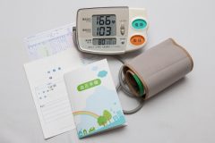 血圧の「下げすぎ」によるデメリットを医師が指摘　薬の副作用が出やすく転倒や認知症の症状が悪化する可能性も