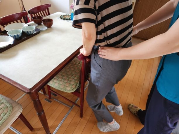 《介護施設選びの本音》認知症の母の遠距離介護12年目の息子が2軒のグループホームを見学して実感した「訪問サービスの大切さ」