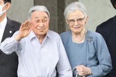 《寄り添い合う上皇ご夫妻》上皇さまが入院する病院へ毎日通われた美智子さま、退院後は一緒に階段の上り下りやウォーキングを行う