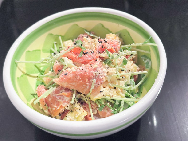 色合いが食欲をそそる「豆苗サラダ」