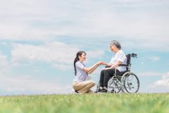 年を取って介護が必要になった時に頼れる相手とは