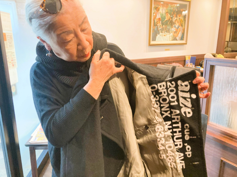 島崎真代さんがコートの裏地をチェック中