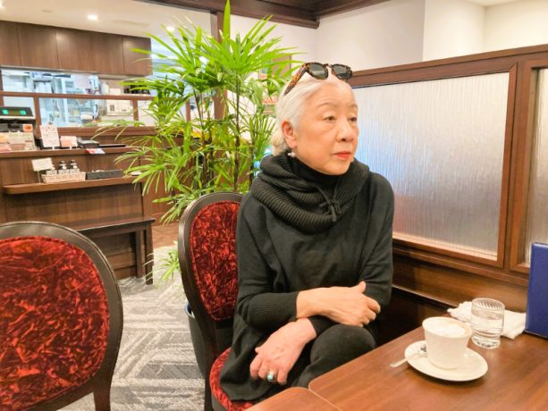 インタビュー中の島崎真代さん