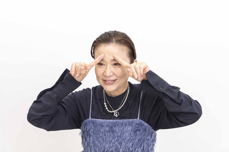加齢で眉が下がり自然と泣き顔に見える