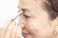 太めの筆を使って眉に色を付ける感覚で
