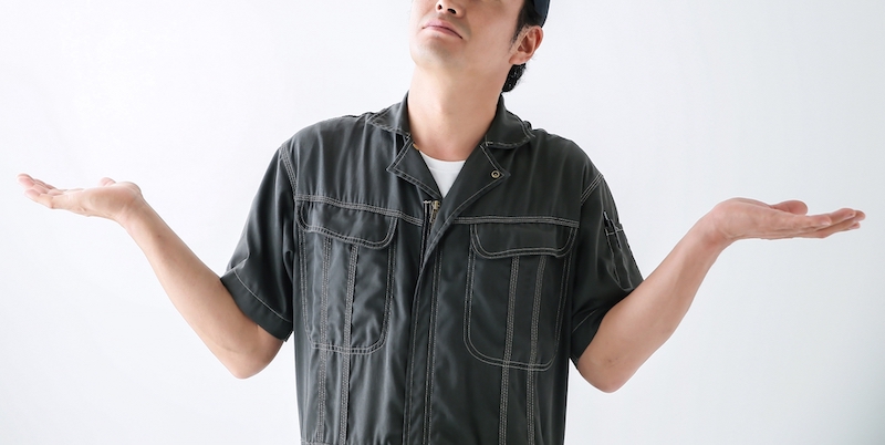 お手上げのポーズをする男性