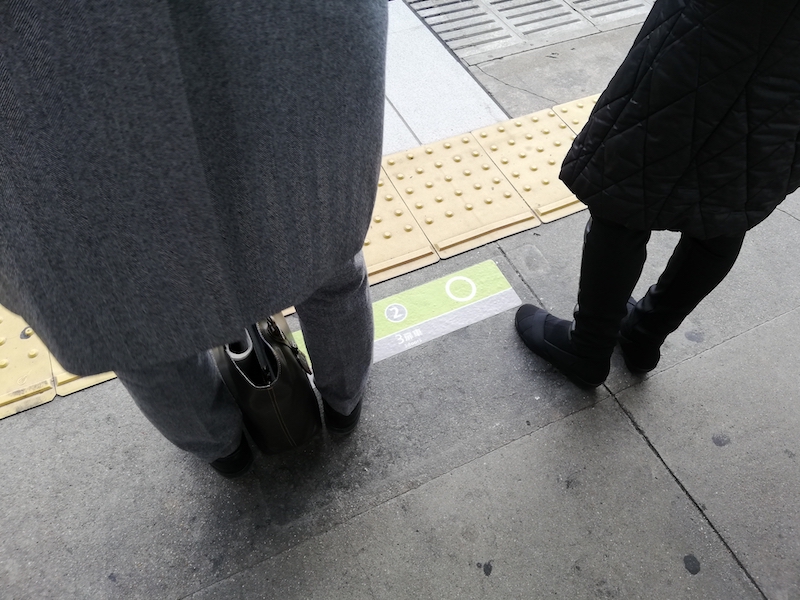 駅のホームに立つ人