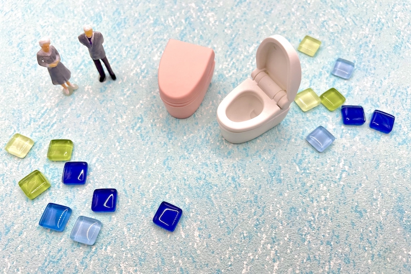 トイレと老人のオブジェ