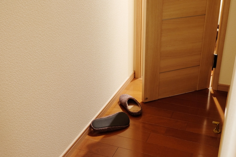 トイレの前に脱ぎ捨てたスリッパ