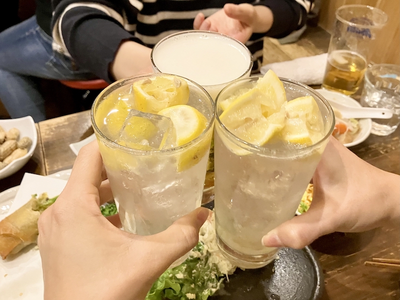 乾杯している