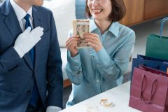 現金をもつシニア女性