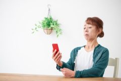 《年齢で諦める必要はない》老眼の進行を遅らせるために行う「サングラススクワット」のやり方とは？