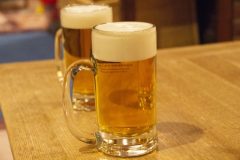 《目にいい食べ物・悪い食べ物》「ぶどう」「ほうれん草」「ダークチョコ」には目の健康に効果的な成分、アルコールやカフェインは摂りすぎ注意！