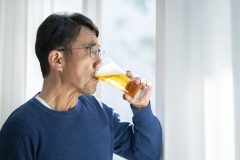 ビール＆ワインには中性脂肪を減少させる効果も　休刊日も不要？日本人の3人に1人が抱える「脂肪肝」予防の最新常識【医師監修】