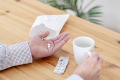 「もの忘れ」「日時や場所の間違い」は薬の副作用が原因かもしれない | 認知機能障害につながる治療薬17種類＜専門家監修＞