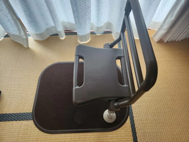 認知症の母が「置き型の手すりを動かしてしまう」困った問題を解決した100円ショップのアイテム