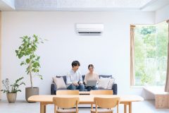 新型エアコンで注目の「見守り機能」離れて暮らす高齢の親世帯におすすめの使い方や選び方を家電のプロが解説