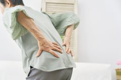 「血圧やコレステロールの数値はあまり気にしなくてOK」「腰痛や難聴は重い病気のサインかも」 放っておいていい老化・見逃すと危険な老化【高齢者医療の専門医監修】