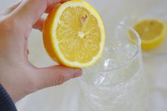 熱中症が心配な高齢者におすすめの飲み物「緑茶より麦茶、ゼリー飲料の活用も」介護経験のある社会福祉士が実践する夏の水分補給法