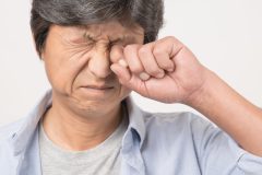 老眼や白内障を早めるNG行動とは?「疲れ目のマッサージや目を擦ると水晶体にダメージも」【専門医解説】