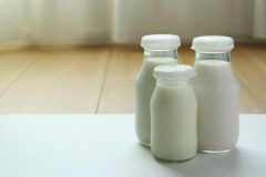 《飲む時間帯によって効果は異なる》牛乳のメリット「朝は快眠、昼は筋肉、夜は骨」 和田秀樹医師がすすめるのは「1日3回飲むこと」