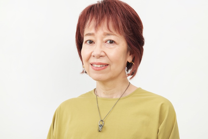 うぐいす色の服を着た女性