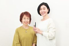 うぐいす色の服を着た女性と白い服を着た女性