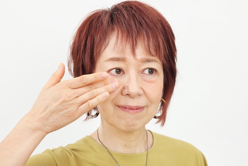 うぐいす色の服を着た女性