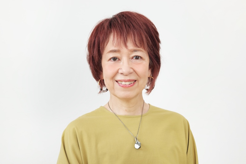 うぐいす色の服を着た女性