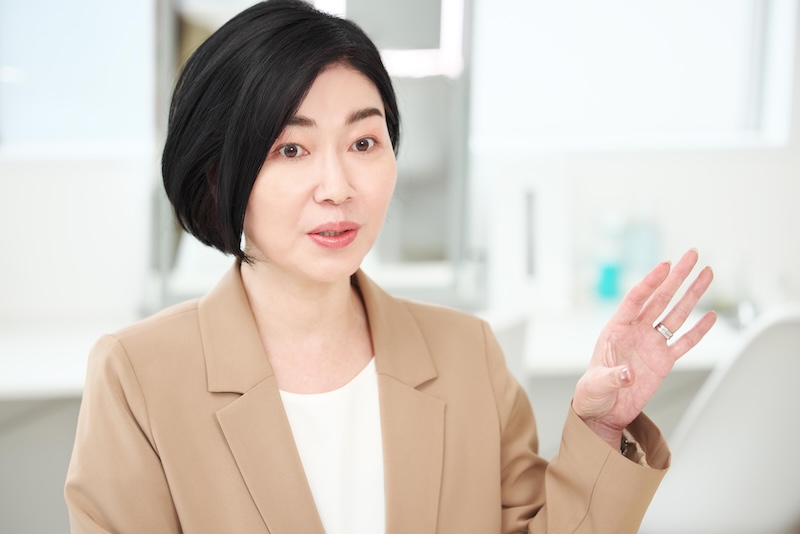 ベージュのジャケットを着た女性