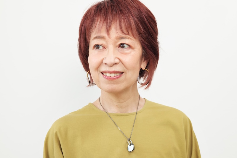 うぐいす色の服を着た女性