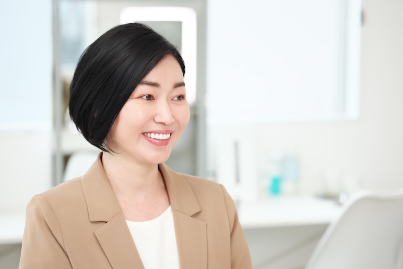 ベージュのジャケットを着た女性