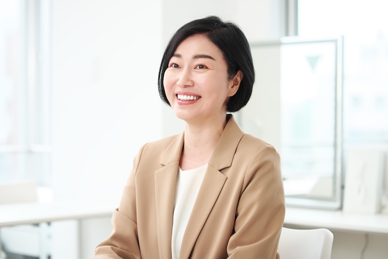 ベージュのジャケットを着た女性