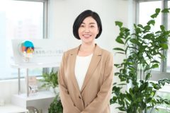 ベージュのジャケットを着た女性