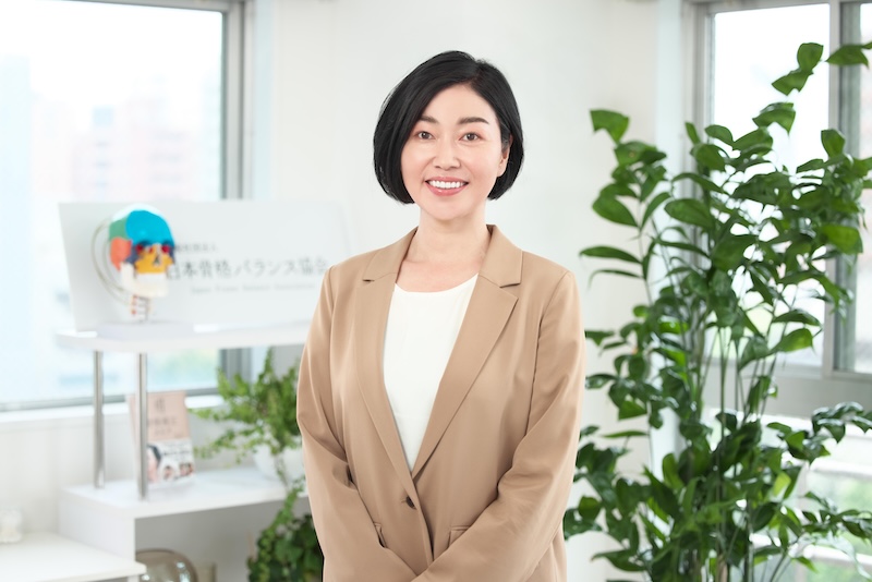 ベージュのジャケットを着た女性